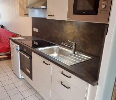 Ver-sur-Mer Apartment | Eléonore, F2 en duplex avec cour commune et proche de la mer, 3