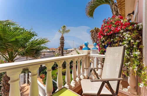 Arenas del Mar Apartment | El Médano Apartment with Stunning Pool Views