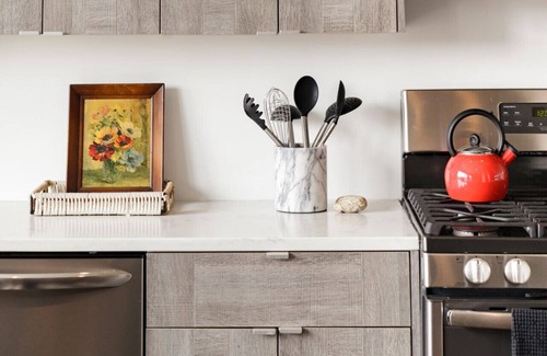 Logan Square House | El Motel Dos in Logan Square that sleeps 12 with grill and backyard patio