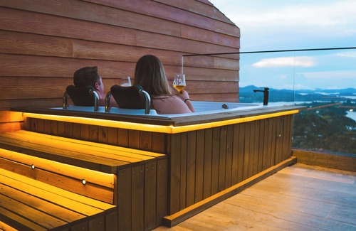 El Penol Condo | El Peñol-Guatapé Romantic CondonPrivate Jacuzzi with a view of the rock & lake