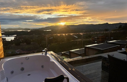 El Penol Condo | El Peñol-Guatapé Romantic CondonPrivate Jacuzzi with a view of the rock & lake