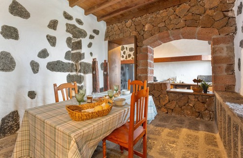 San Bartolome Villa | 'El Rincón de Guatisea' with Mountain View, Private Terrace and Wi-Fi