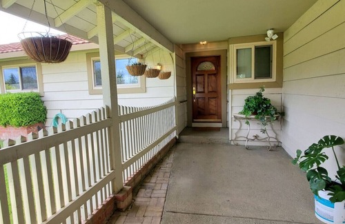 Davis House | El Toro 3BR Cottage | Sunny Davis Getaway Near UC