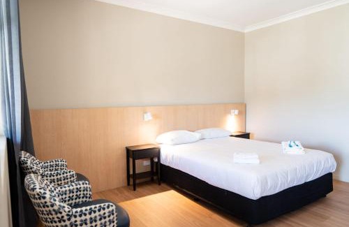 Warwick Farm Hotel | El Toro Motel