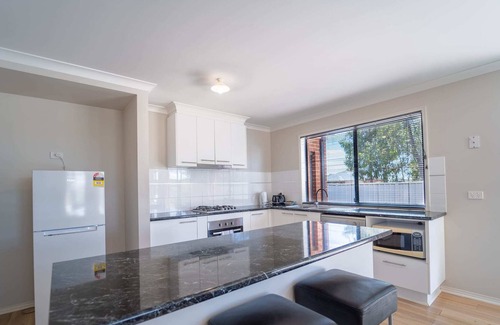 Ascot House | Elandra's Home Close to Shopping Free Parking