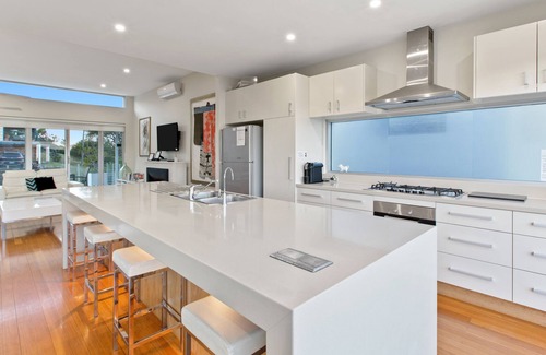 Wamberal House | ELANORA - SOLAR HEATED POOL, 6 BEDROOMS, 4 Bathrooms, 100m Beach, Sleeps 16