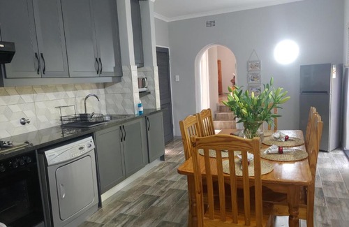 Randpark Ridge House | Elderie BnB