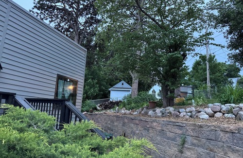 South Central Omaha House | electric car friendly. Charming 1000 sq.ft loft in welcoming Omaha with WiFi, AC