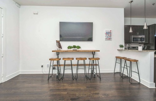 West End Condo | Electric Geometric – Fit for 4!