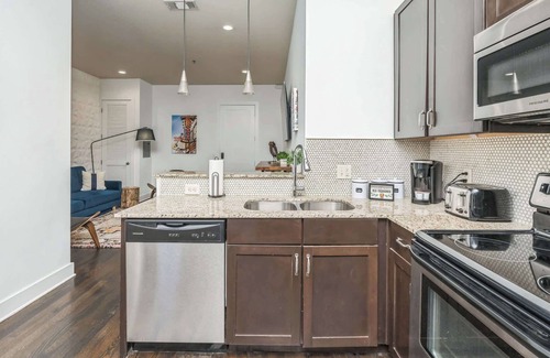 West End Condo | Electric Geometric – Fit for 4!