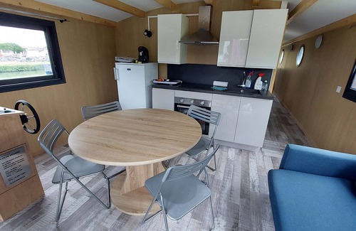 Castelsarrasin Boat Rental | Electro-solar pleasure boat on the Canal de Garonne