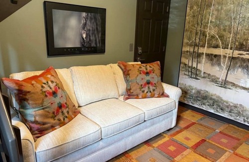Waynesville Apartment | Elegant 1 bdrm dog-friendly apt right off Main. Walk to 50+ restaurants/shops.