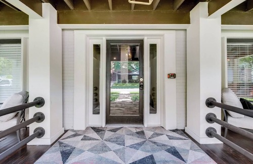 Old East Dallas Condo | Elegant 1-bed executive condo on Dallas’ historic Swiss Avenue. Enjoy the porch access, high-speed Wi-Fi, king bed with Egyptian-cotton linens, and modern design with upscale finishes—perfect for morning coffee, remote work, or relaxing evening