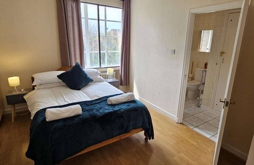 Kilburn Apartment | Elegant 1-Bed Flat Sleeps 5 NW6 Jubilee, Bakerloo & Overground Lines