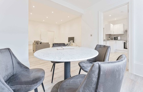 Cheltenham Apartment | Elegant 1 Bedroom Apartment with Terrace in Cheltenham