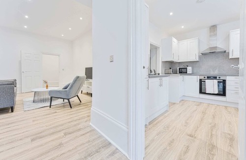 Cheltenham Apartment | Elegant 1 Bedroom Apartment with Terrace in Cheltenham