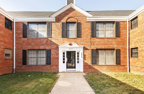 Lindenwood Park Apartment | Elegant 1 Bedroom Apartment with Free Private Parking