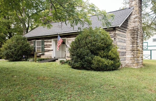 Franklin Cabin | Elegant 1800's cabin in charming downtown Franklin 25 min South of Nashville