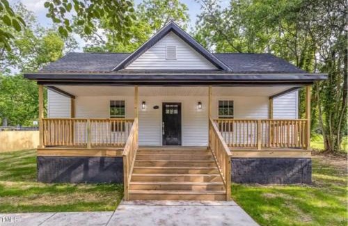 Sanford House | Elegant 1910 Boutique - Crib, Veteran-Owned