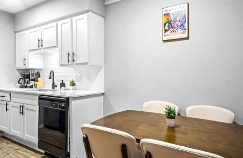 Brentwood Apartment | Elegant 1BR Haven - 10 Min to Downtown Austin