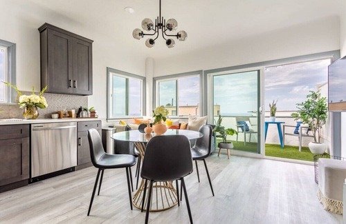 El Segundo Apartment | Elegant 1BR Oceanview Retreat in Manhattan Beach with Parking