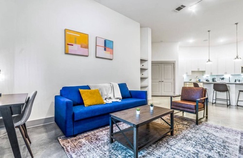 Fort Worth Apartment | Elegant 2 BD/2 BA Retreat Ideal for Comfort &Style