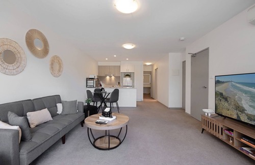 Franklin Apartment | Elegant 2-Bed Apartment with Balcony