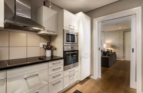 Victoria and Alfred Waterfront Apartment | Elegant 2 Bed by Waterfront and Stadium
