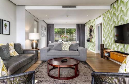 Victoria and Alfred Waterfront Apartment | Elegant 2 Bed by Waterfront and Stadium