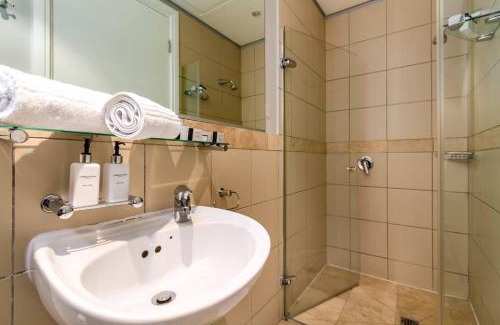 Victoria and Alfred Waterfront Apartment | Elegant 2 Bed by Waterfront and Stadium