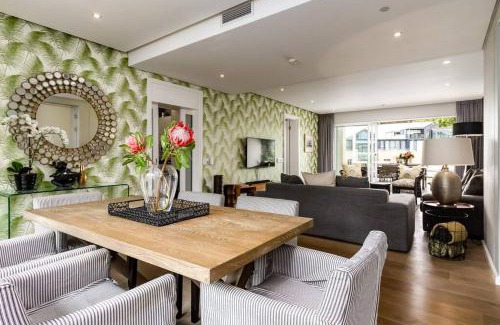 Victoria and Alfred Waterfront Apartment | Elegant 2 Bed by Waterfront and Stadium