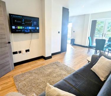 North Finchley Apartment | Elegant 2 bed flat with balcony in London
