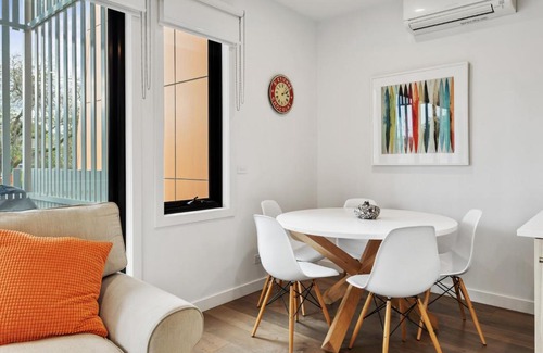 Caulfield North Apartment | Elegant 2-Bed Modern Apartment with Balcony