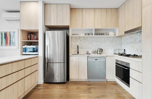 Caulfield North Apartment | Elegant 2-Bed Modern Apartment with Balcony