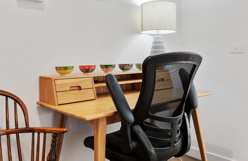 Caulfield North Apartment | Elegant 2-Bed Modern Apartment with Balcony