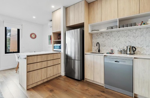 Caulfield North Apartment | Elegant 2-Bed Modern Apartment with Balcony