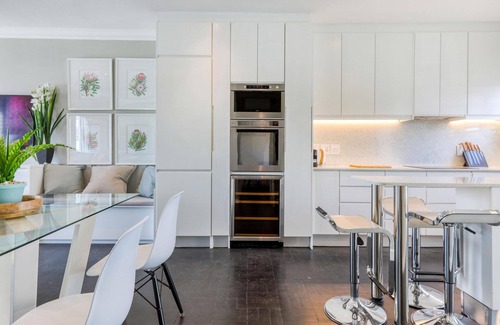 Green Point Apartment | Elegant 2 Bedroom 1 Bath Apartment Near Sea Point Promenade