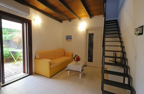 Ustica Apartment | Elegant 2-level furnished and air-conditioned apartment with garden