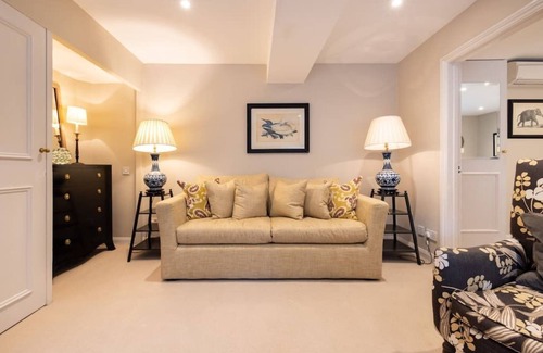Knightsbridge House | Elegant 2 Room Suite in the Heart of Knightsbridge