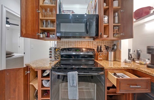 Wilmington Historic District Condo | Elegant 2bd/2ba in Historic Downtown Wilmington w/Parking