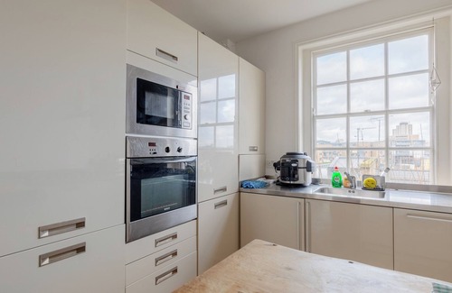 Camden Town with Primrose Hill Apartment | Elegant 2BD Flat Near Regent's Park