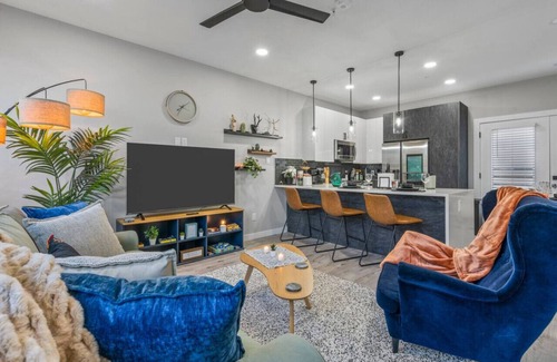 Fort Worth House | Elegant 2BDTownhouse: 7St Walkable, Modish & Sharp