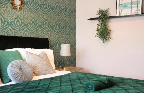 Aylesbury House | Elegant 2BR Aylesbury Home, Sleeps 4, Parking, Work, Leisure, Friendly