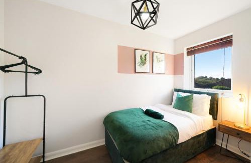 Aylesbury House | Elegant 2BR Aylesbury Home, Sleeps 4, Parking, Work, Leisure, Friendly