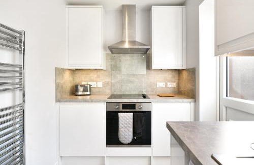 Aylesbury House | Elegant 2BR Aylesbury Home, Sleeps 4, Parking, Work, Leisure, Friendly