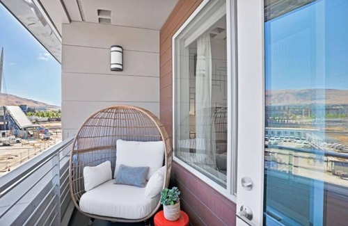 Fremont Condo | Elegant 2BR Condo w Pool & Fire Pit at Aya Apartments