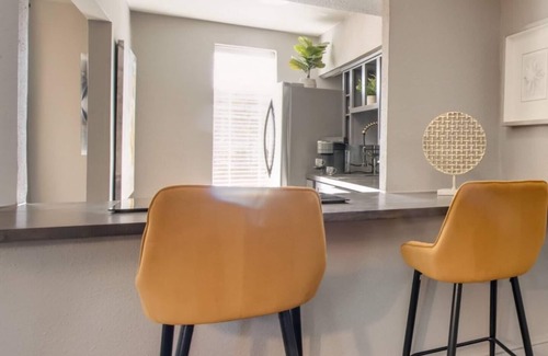 Old East Dallas Condo | Elegant 2BR condo with dual king suites, private patio, and access to resort-style pool and wellness amenities in Dallas’s coveted Lakewood neighborhood.