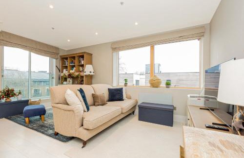 Turnham Green Apartment | Elegant 2BR flat, 6 min Chiswick Park tube