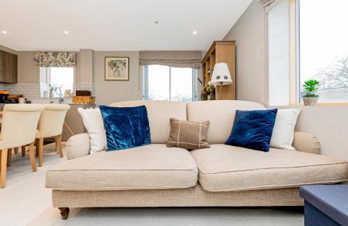 Turnham Green Apartment | Elegant 2BR flat, 6 min Chiswick Park tube