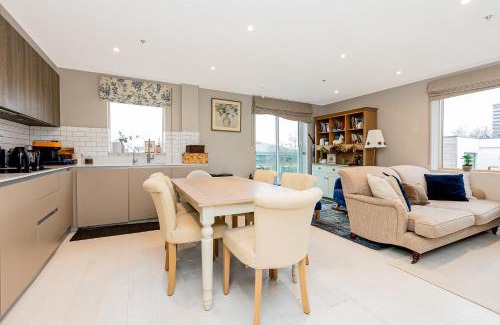 Turnham Green Apartment | Elegant 2BR flat, 6 min Chiswick Park tube